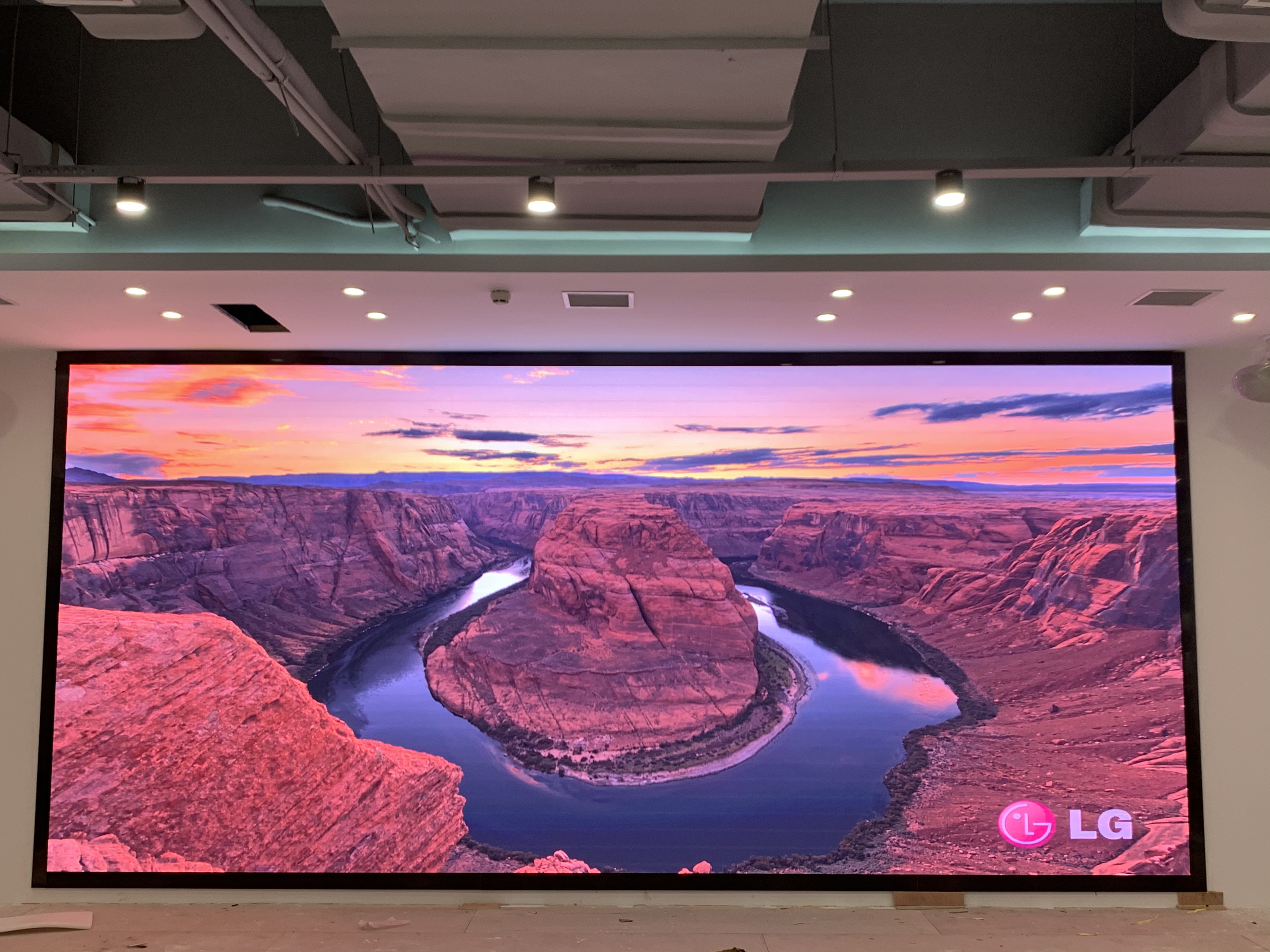 早高峰地鐵站LED廣告機VS紙質(zhì)廣告：300人路過，誰能讓抬頭率從5%飆升到82%？”