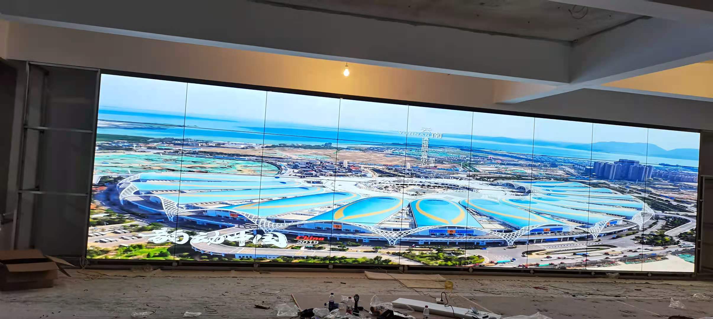 不同氣候條件（如高溫、高濕度、沙塵）下，戶(hù)外LED顯示屏的維護(hù)策略有何差異？