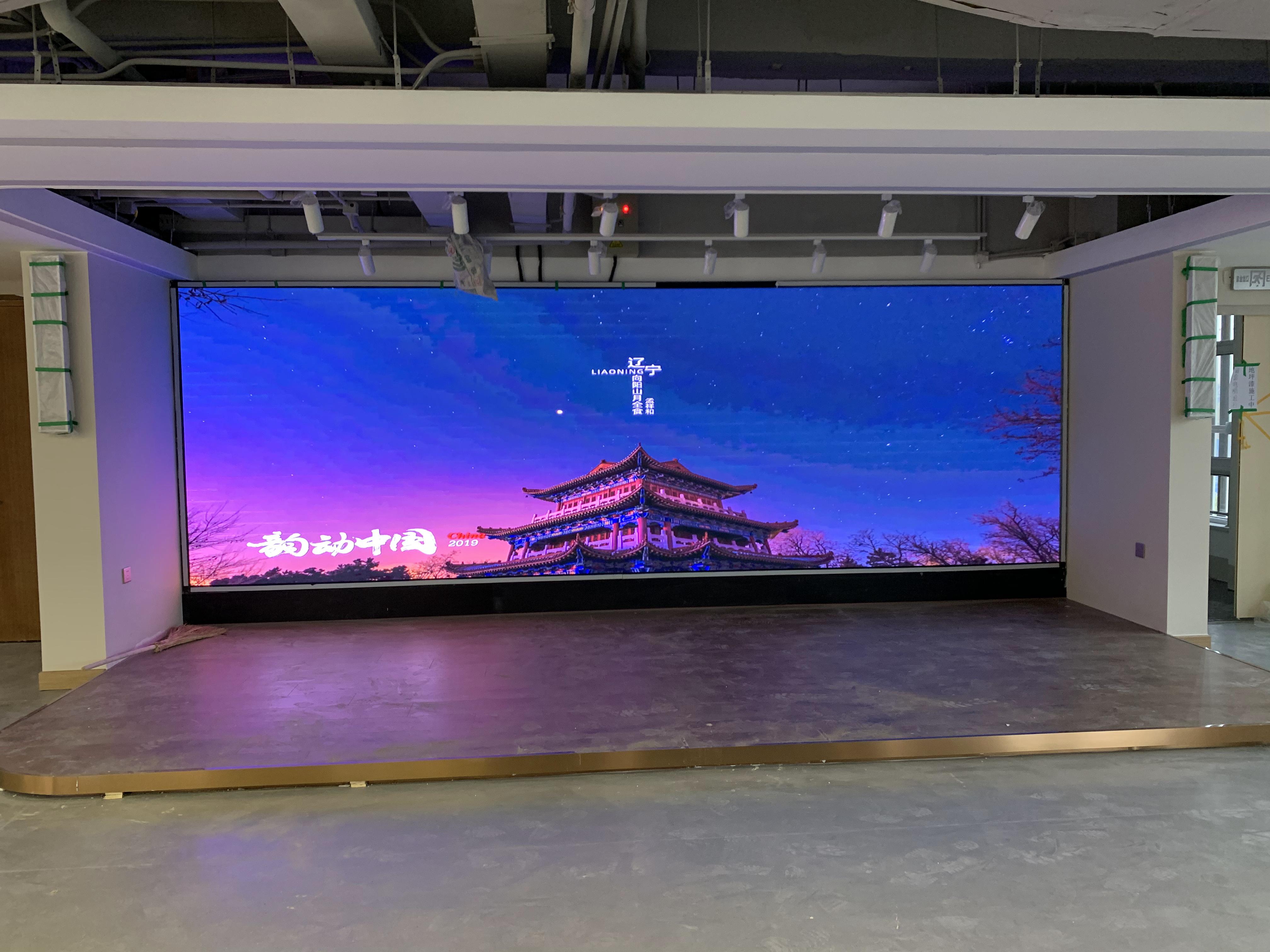 “會議室屏幕掛多高？人體工學(xué)高度公式+高管身高適配表”