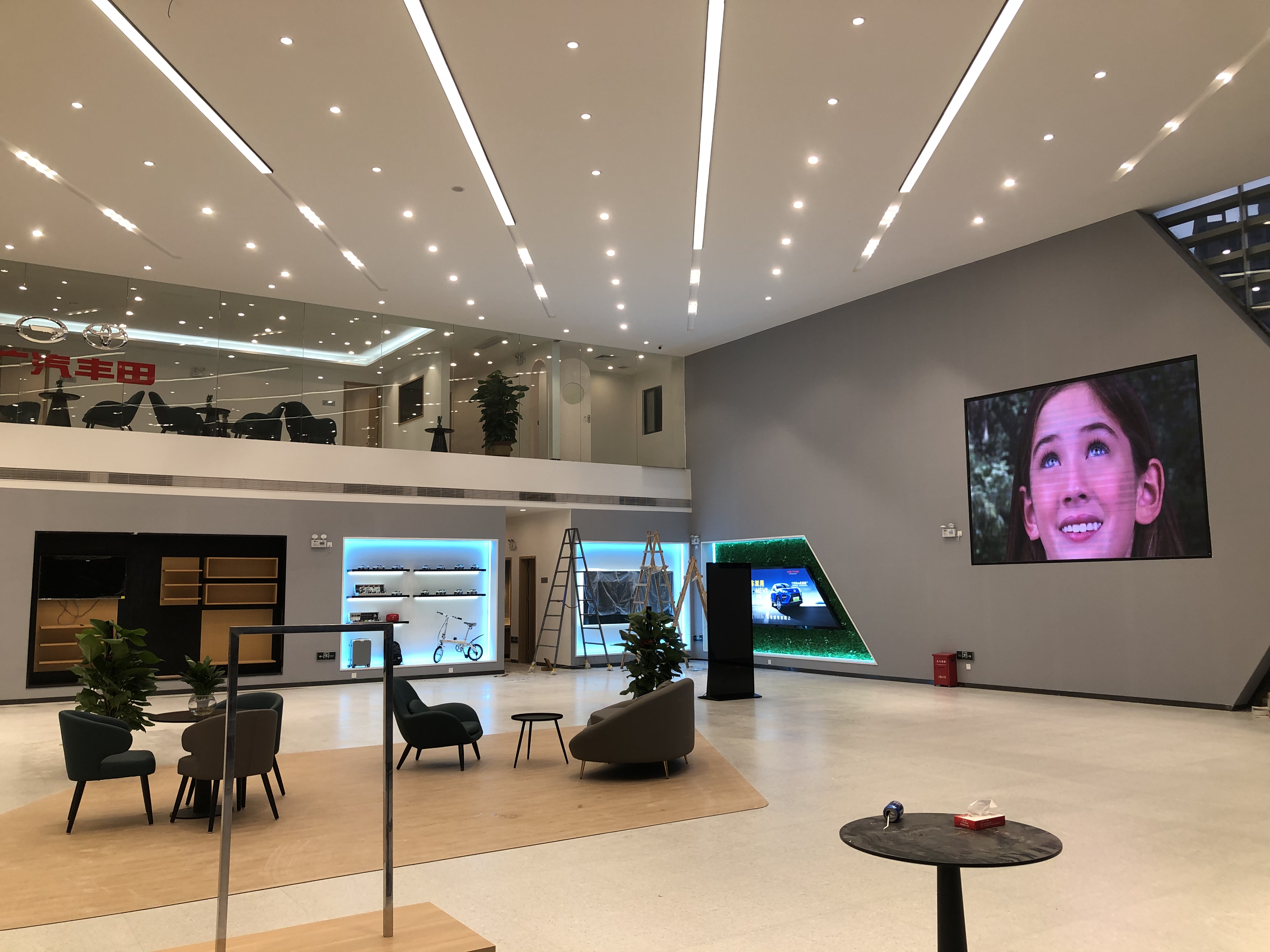 店員瘋狂發(fā)傳單，顧客卻頭也不抬？LED廣告機(jī)‘強(qiáng)制吸睛’的5個(gè)心機(jī)設(shè)計(jì)”