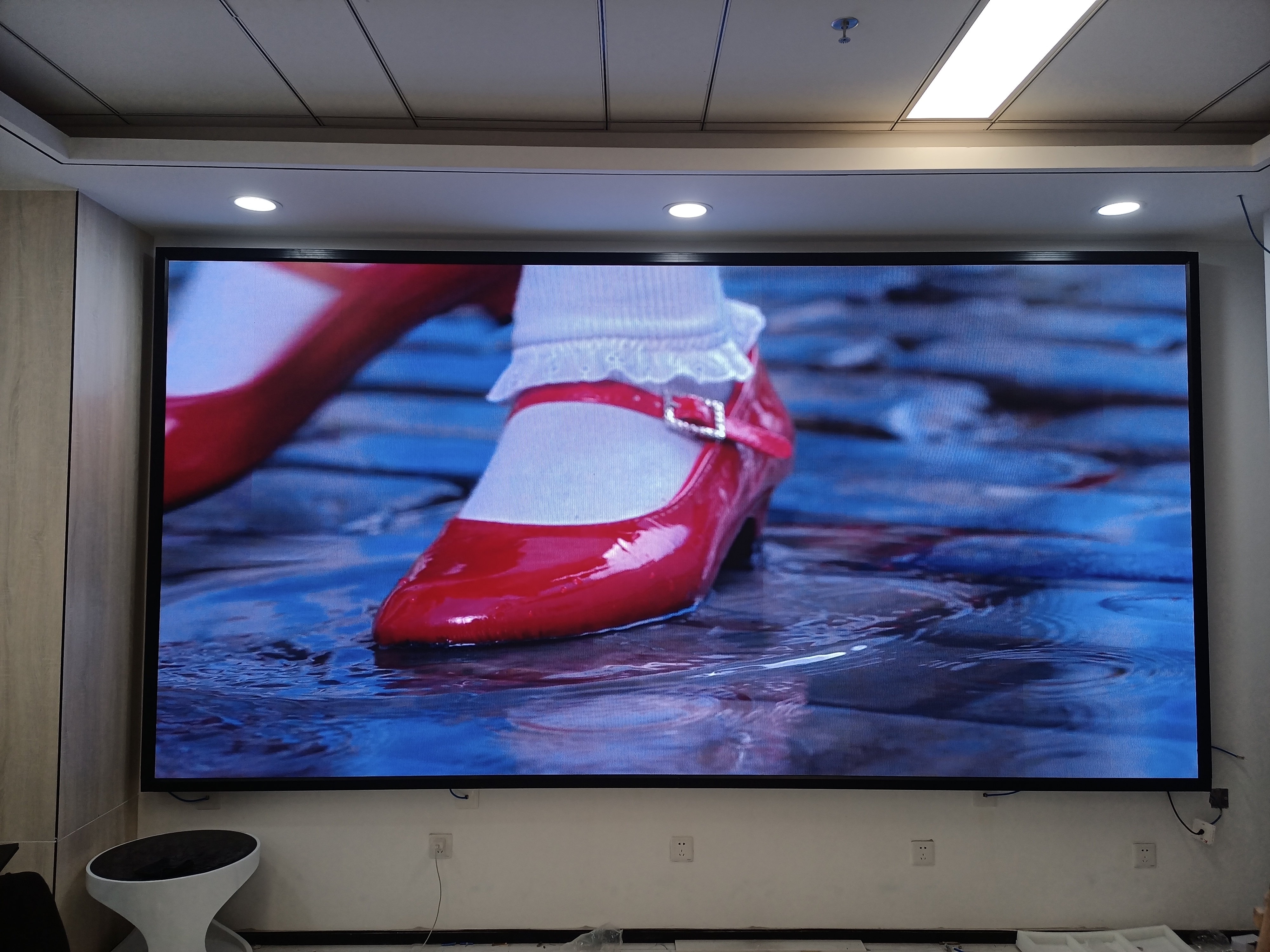 在交通誘導(dǎo)屏、商業(yè)廣告屏、體育賽事屏等場(chǎng)景中，戶(hù)外LED顯示屏的設(shè)計(jì)要點(diǎn)有何不同？