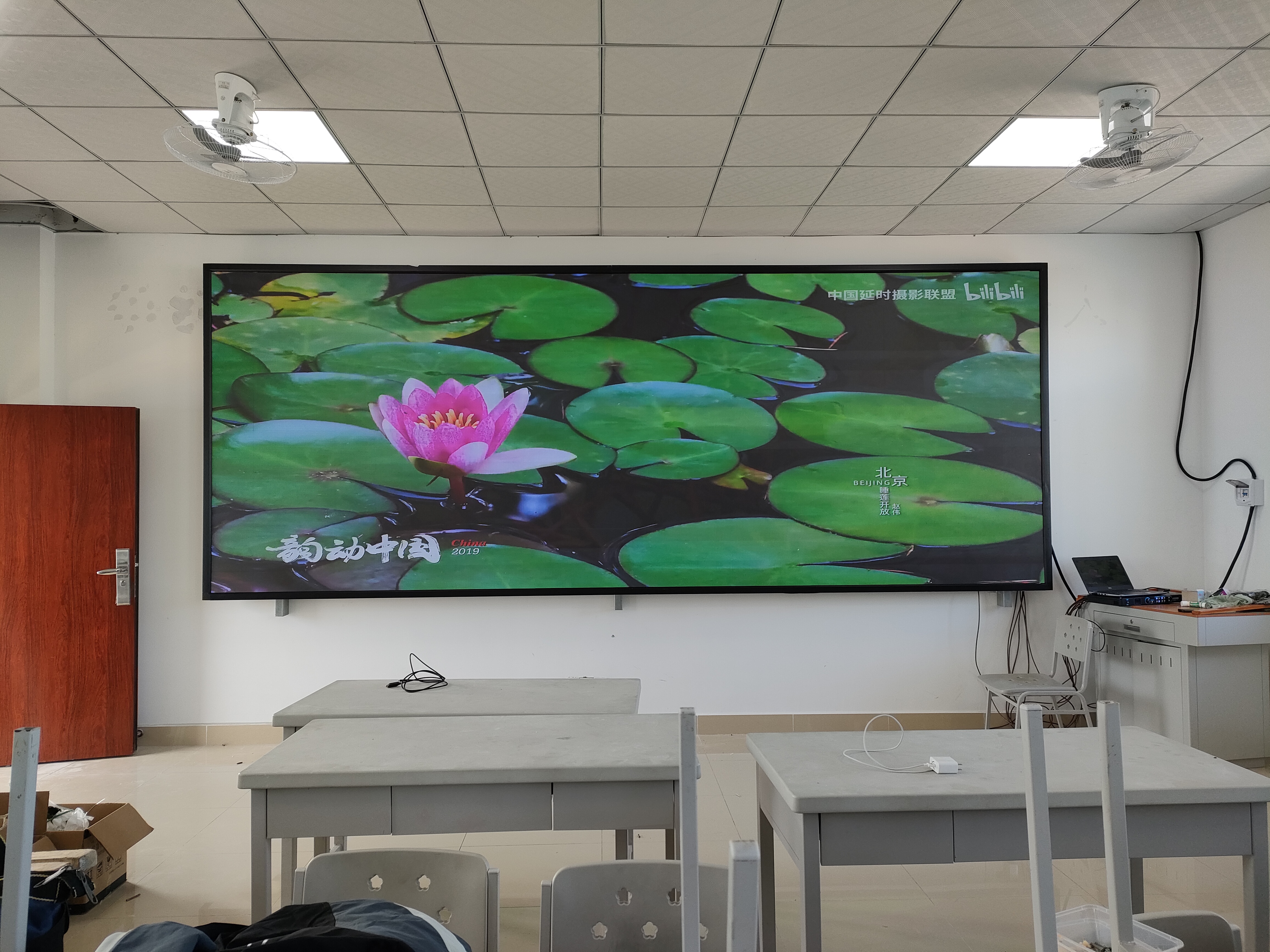 戶外屏長期暴露在陽光下，怎樣防止外殼老化和屏幕褪色？