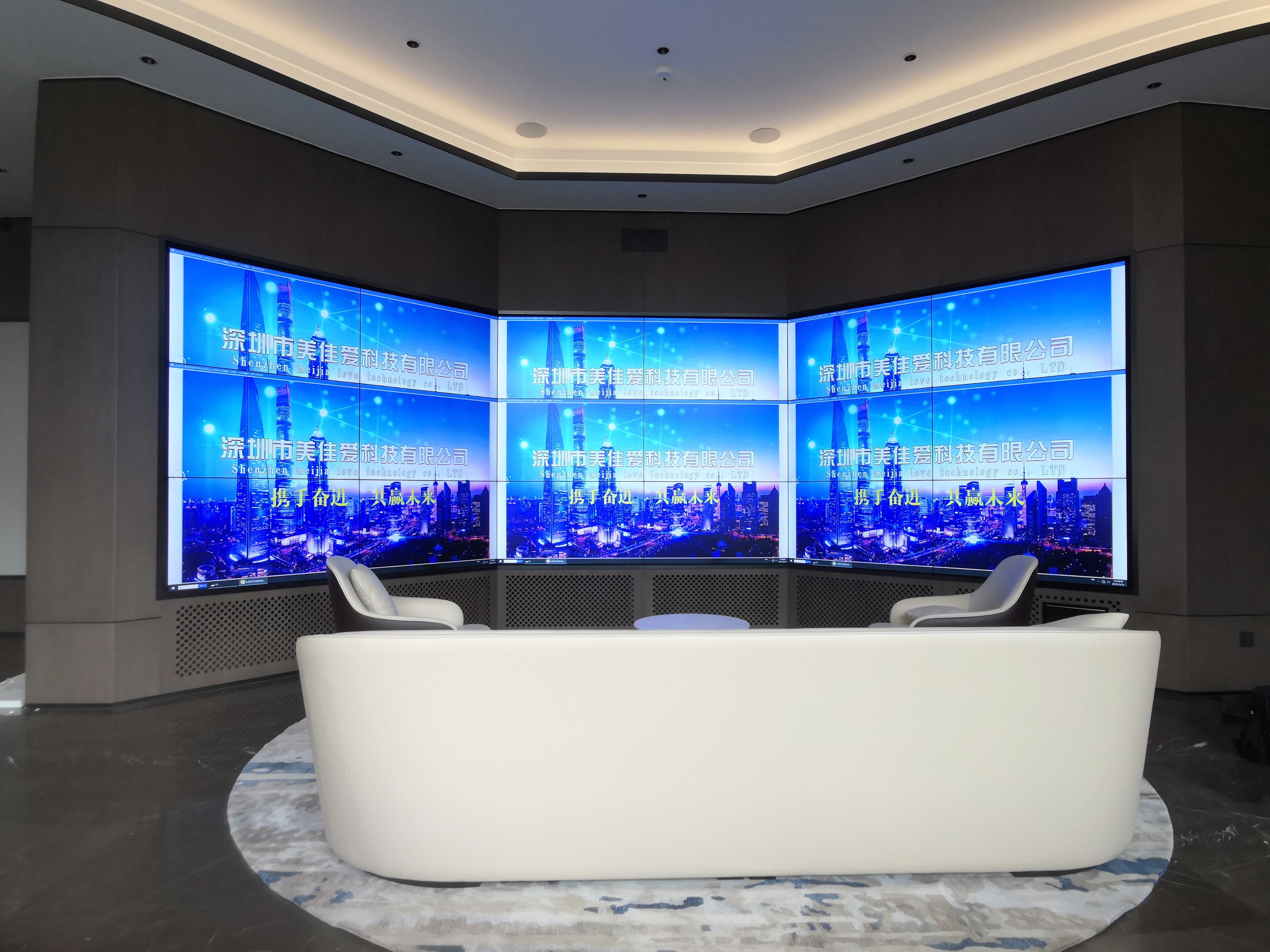 “無線投屏 vs HDMI接線：10人會議切換演示，哪種方式更讓老板崩潰？”