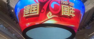 公司花20萬裝修的會議室，竟被客戶吐槽‘像網(wǎng)吧’？高級感會議室的屏幕選擇秘訣”